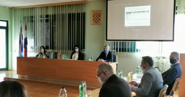 Ministrica Vučković u Osječko-baranjskoj županiji uručila ugovore vrijedne više od 41 milijun kuna