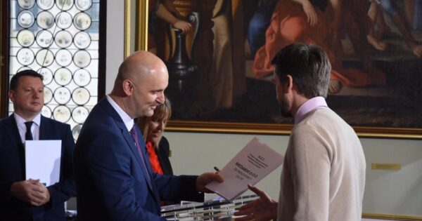 Ministar Tolušić poljoprivrednicima u Dubrovniku uručio ugovore vrijedne gotovo 10 milijuna kuna