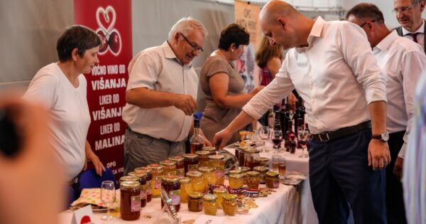 Ministar Tolušić u Pleternici održao radni ručak s poljoprivrednicima